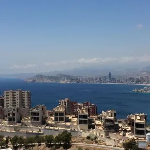 Vistas a la bahía de Benidorm desde la zona de Sierra Helada