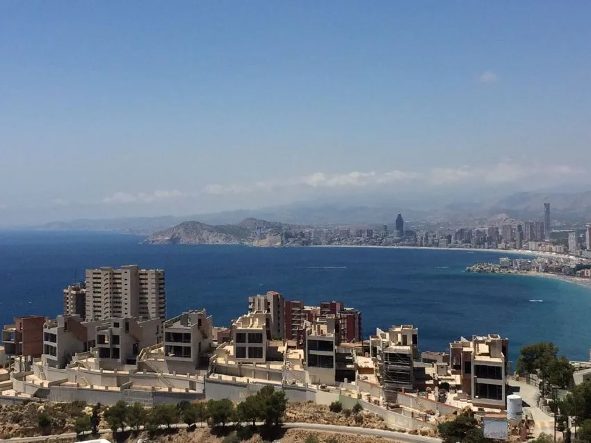 Vistas a la bahía de Benidorm desde la zona de Sierra Helada