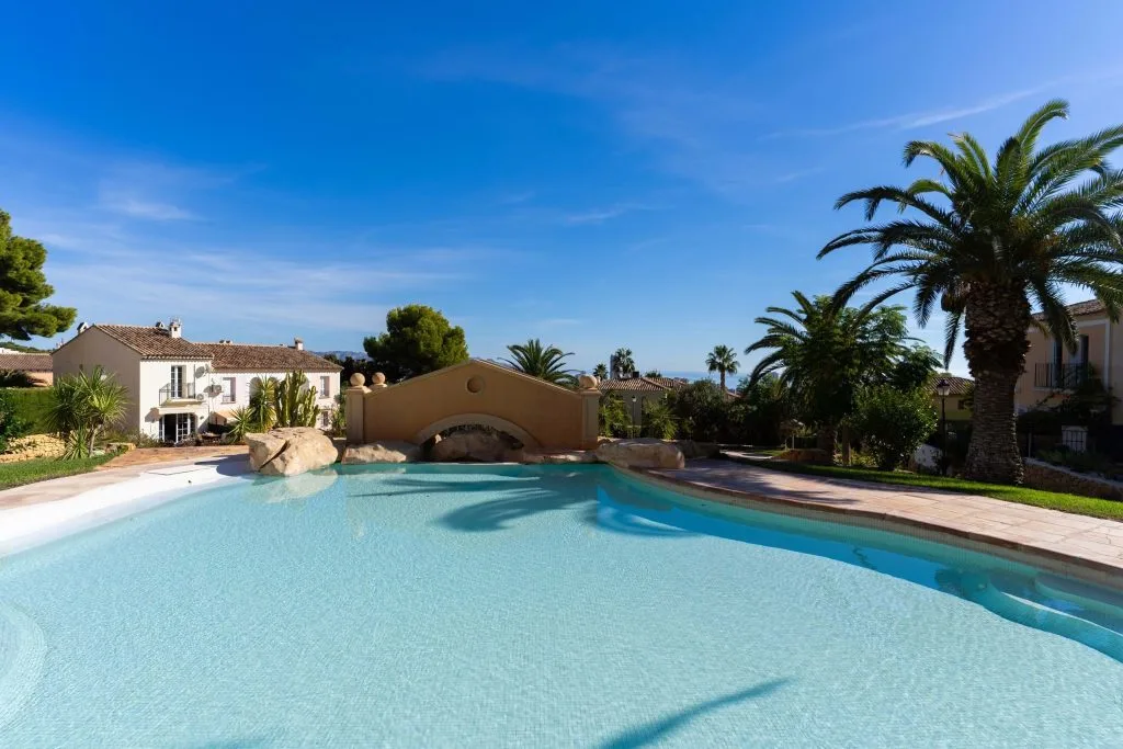 Piscina comunitaria de la urbanización del estudio en Finestrat